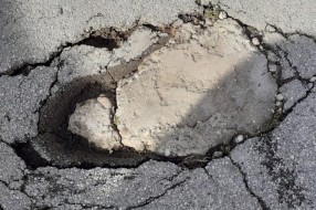 Udarne rupe u ulici Jenea Kalmara