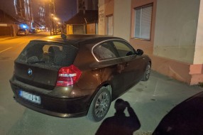 Stalno blokiran trotoar sa obe strane dela ulice Jo Lajoša