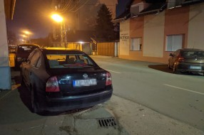 Stalno blokiran trotoar sa obe strane dela ulice Jo Lajoša