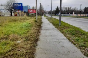 Bicklistička staza preko puta Vetzavoda u Aleksandrovu zarasla u korov