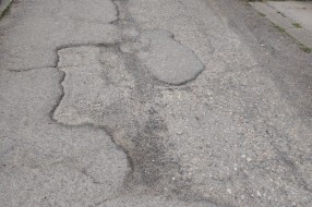 Uništen asfalt u ulici Zaharija Orfelina