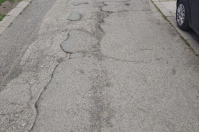 Uništen asfalt u ulici Zaharija Orfelina