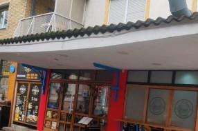 Nadstrešnica u centru se uvija, preti da se uruši!