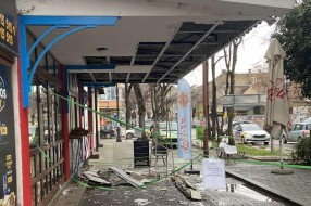 Nadstrešnica u centru se uvija, preti da se uruši!
