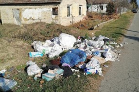 Smeće posle kontenjera (ulica Ivana Sarića, Donji Tavankut)