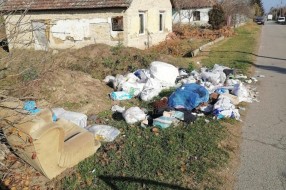 Smeće posle kontenjera (ulica Ivana Sarića, Donji Tavankut)