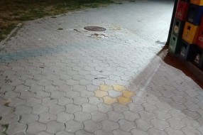 Trotoar na uglu Zetske i Antona Aškerca