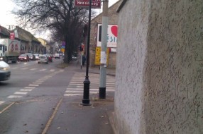 Stub na sredini trotoara (Somborski put / Zagrebačka)
