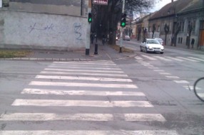 Stub na sredini trotoara (Somborski put / Zagrebačka)
