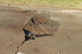 Poveća udarna rupa na uglu Šantićeve i Kalničke