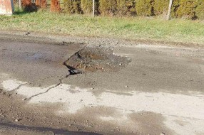 Poveća udarna rupa na uglu Šantićeve i Kalničke