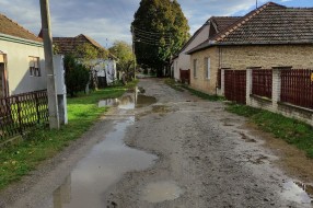 Neasfaltirana ulica, velike rupe i bare (Ulica Anđe Ranković)