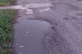 Neasfaltirana ulica, velike rupe i bare (Ulica Anđe Ranković)