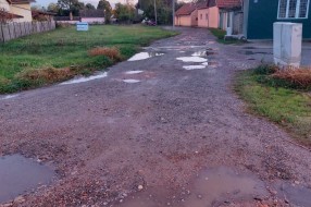 Neasfaltirana ulica, velike rupe i bare (Ulica Anđe Ranković)