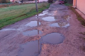 Neasfaltirana ulica, velike rupe i bare (Ulica Anđe Ranković)