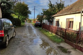 Neasfaltirana ulica, velike rupe i bare (Ulica Anđe Ranković)