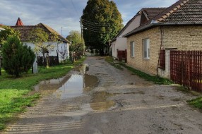 Neasfaltirana ulica, velike rupe i bare (Ulica Anđe Ranković)