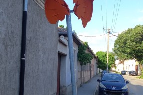 Razbijeno saobraćajno ogledalo nedaleko od Kvantaške pijace