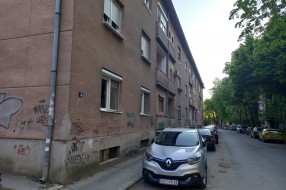 Dvosmerni saobraćaj i parking mesta sa obe strane uske ulice Pavla Štosa