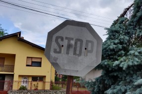 Izbledeli saobraćajni znakovi