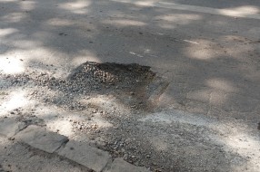 Udarna rupa na raskrsnici Preradovićeve ulice i Petefi Šandora