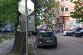Znak za zabranjeno zaustavljanje i parkiranje u Pavla Štosa
