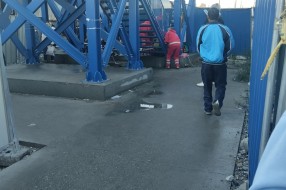 Neosvetljeno oko pasarele, ljudi padaju niz stepenice zbog klizavog i loše osvetljenog