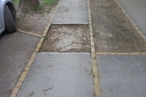 Udarna rupa na biciklističkoj stazi u Ulici braće Radić (ispred broja 60)