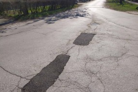 Udarna rupa u ulici Luke Sučića
