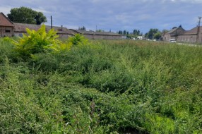 Zapuštena površina kod javne česme u Željezničkom naselju