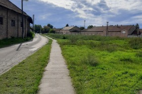 Zapuštena površina kod javne česme u Željezničkom naselju