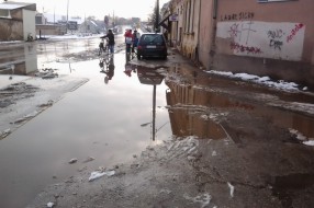 Pešačka i biciklistička staza pod vodom