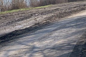 Novoizgrađenu biciklističku stazu na obali Palićkog jezera koriste automobili