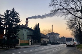 Toplana greje kad je spoljna temperatura visoka, a uveče kad je hladno radijatori hladni