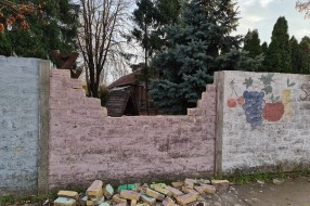 Raspada se ograda od vrtića "Pinokio"