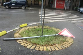 Vertikalni znak u ležećem položaju