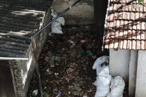 Šut i smeće ostavljeni iza zgrade (Aleja maršala Tita)