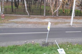 Oboren znak (za nailazak na školu) u Banijskoj ulici