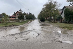 Krateri na putu na raskrsnici ulica Jovana Mikića i 51. divizije