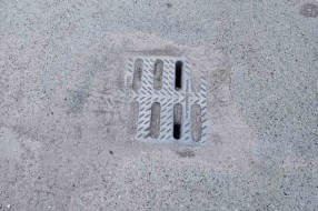 Zapušene slivne rešetke na ivicama kolovoza (Centar 3)