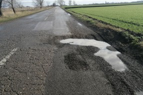 Udarne rupe na putu Stari Žednik - Đurđin