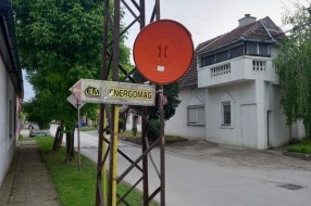 Razbijeno saobraćajno ogledalo u Mačvanskoj ulici