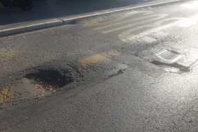 Udarna rupa preko puta Kerske crkve na beogradskom putu (autobusko stajalište)