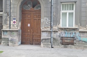 Otpada fasada sa balkona u ulici Bose Milićević ispred broja 5