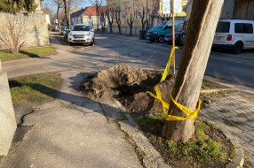 Rupa u ulici Atile Jožefa iskopana pre više od mesec dana