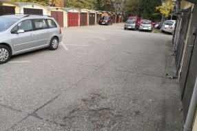 Znak nedozvoljenog parkiranja i stalni problemi