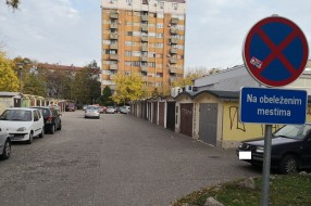 Znak nedozvoljenog parkiranja i stalni problemi