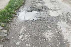 Rupa na putu u ulici Karaš na Teslinom naselju