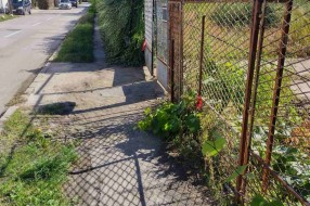 Neprohodan deo pešačke staze u Teslinoj ulici