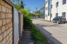 Neprohodan deo pešačke staze u Teslinoj ulici